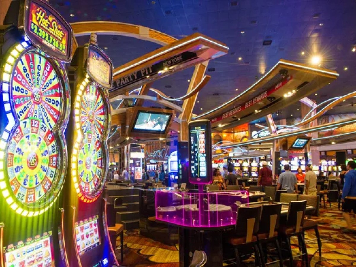 Den moderne inngangen til Amberstonegrid restaurant og casino med resepsjonsområde