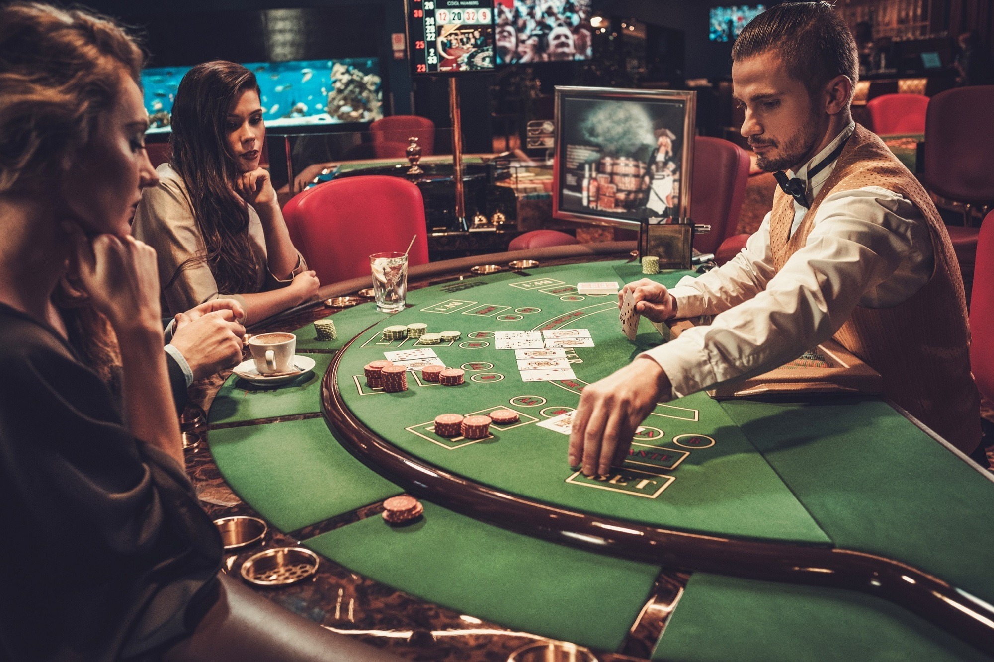 Amberstonegrid restaurant og murstein-og-mørtel casino med en spektakulær aurora-tema fasade i sentrum av Oslo